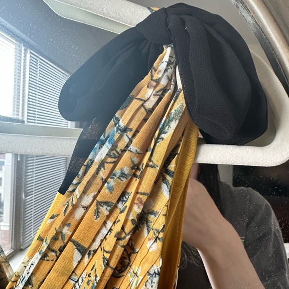 Lulus Such Sophistication Yellow Floral Print Pleated Maxi Dress - Picture 4 of 5